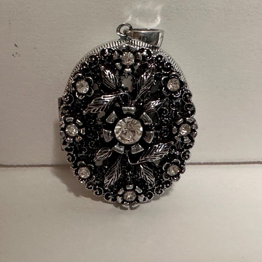 Vtg Floral Oval Photo Locket Pendant SilverTone & Black Metal Rhinestone  1 7/8”